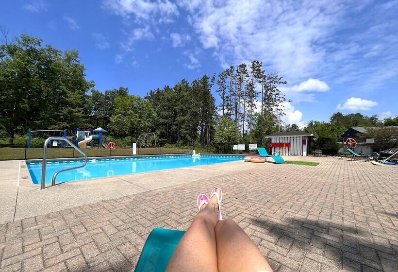 Jolly Roger Inn & Resort