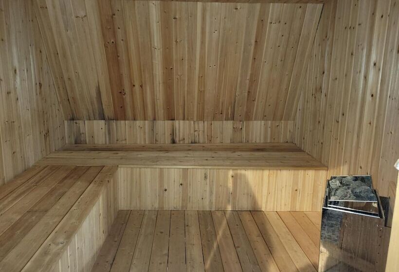 Jolly Roger Inn & Resort