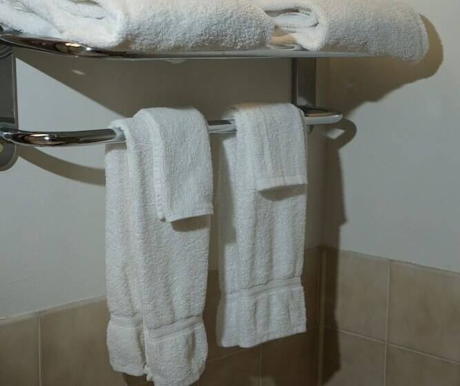 Jolly Roger Inn & Resort