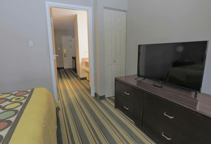 Jolly Roger Inn & Resort