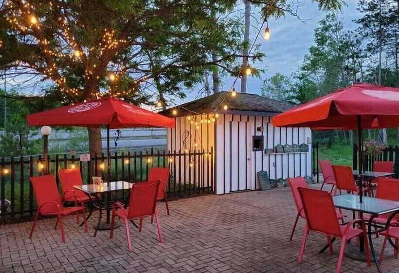 Jolly Roger Inn & Resort