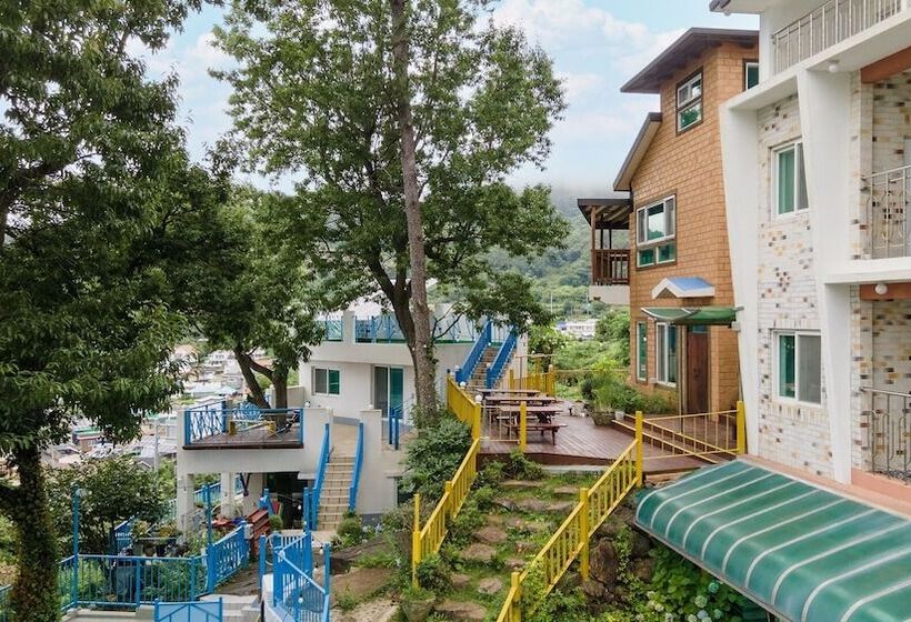 Tongyoung Blue House Spa Pension