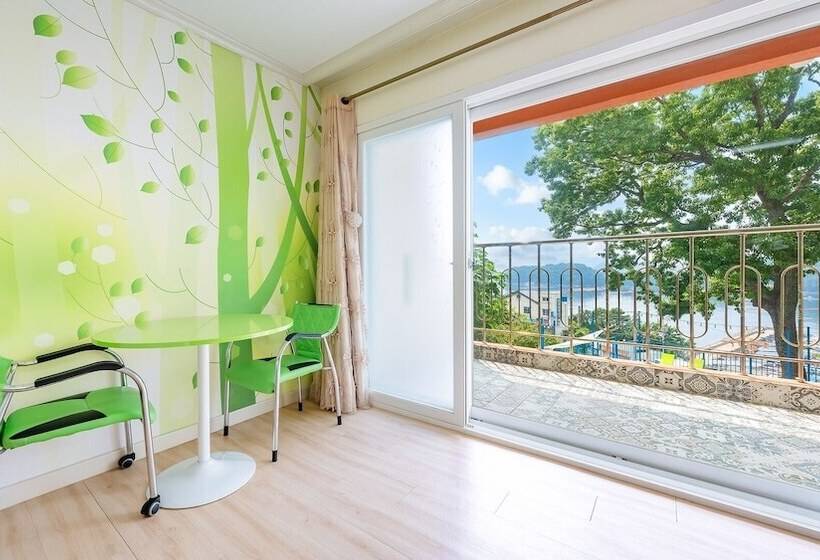 Tongyoung Blue House Spa Pension