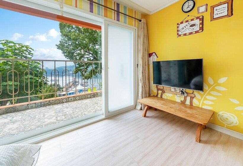 Tongyoung Blue House Spa Pension