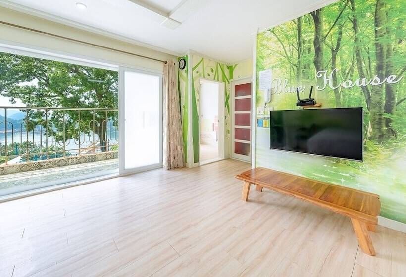 Tongyoung Blue House Spa Pension