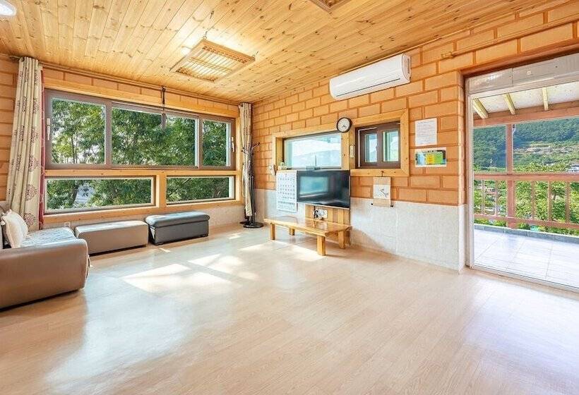 Tongyoung Blue House Spa Pension