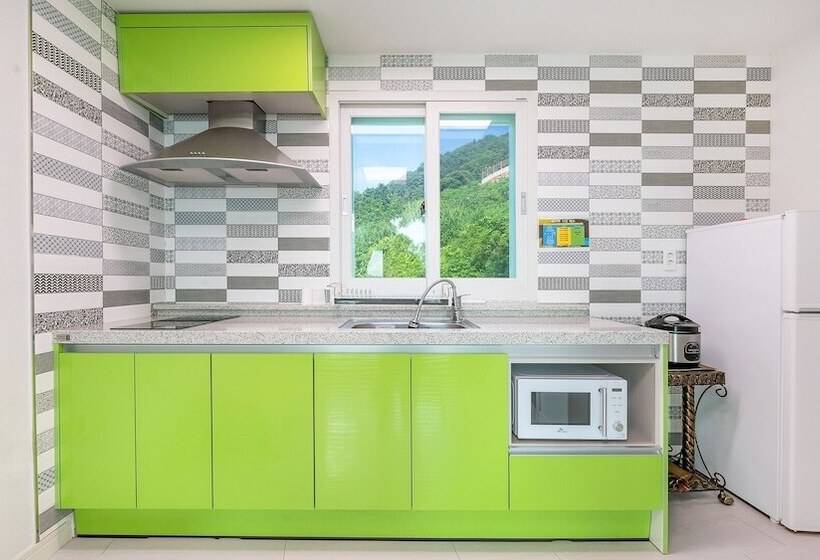 Tongyoung Blue House Spa Pension