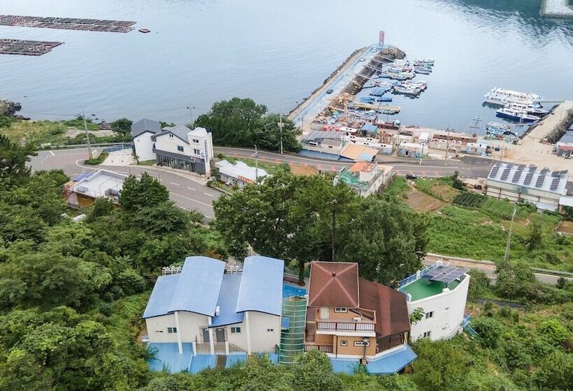 Tongyoung Blue House Spa Pension