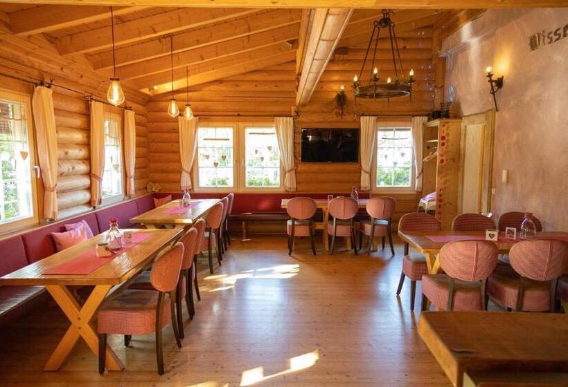 הוסטל Carolinger Hüttendorf