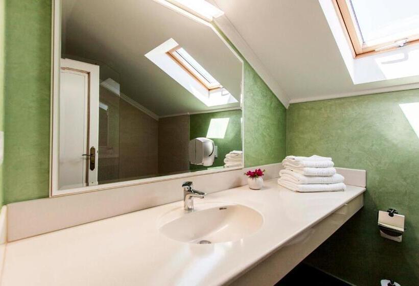 בית מלון כפרי Camelot Resort