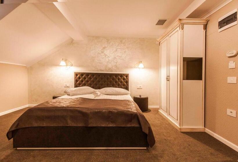 בית מלון כפרי Camelot Resort