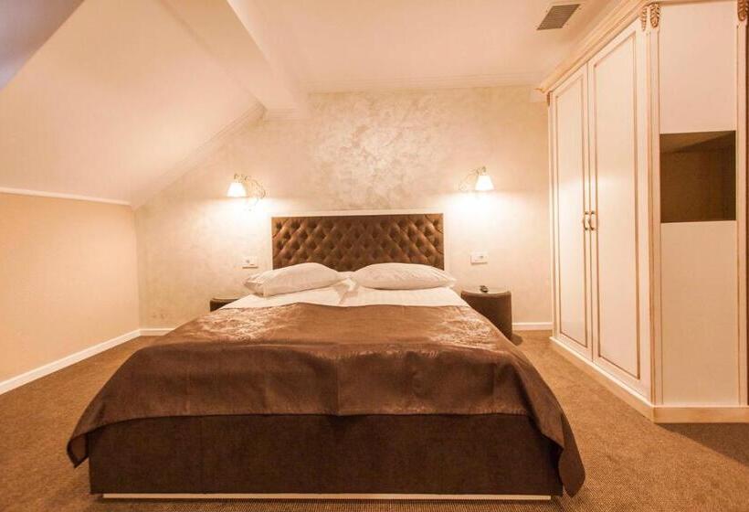 בית מלון כפרי Camelot Resort