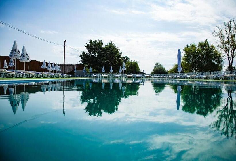 בית מלון כפרי Camelot Resort