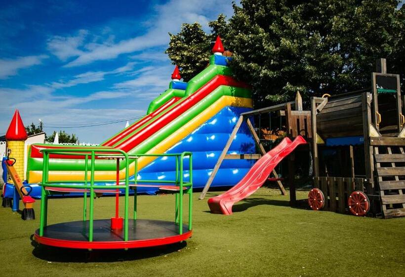 בית מלון כפרי Camelot Resort