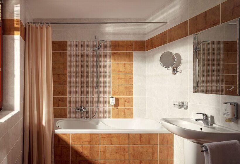 בית מלון כפרי Golf & Spa Kunětická Hora