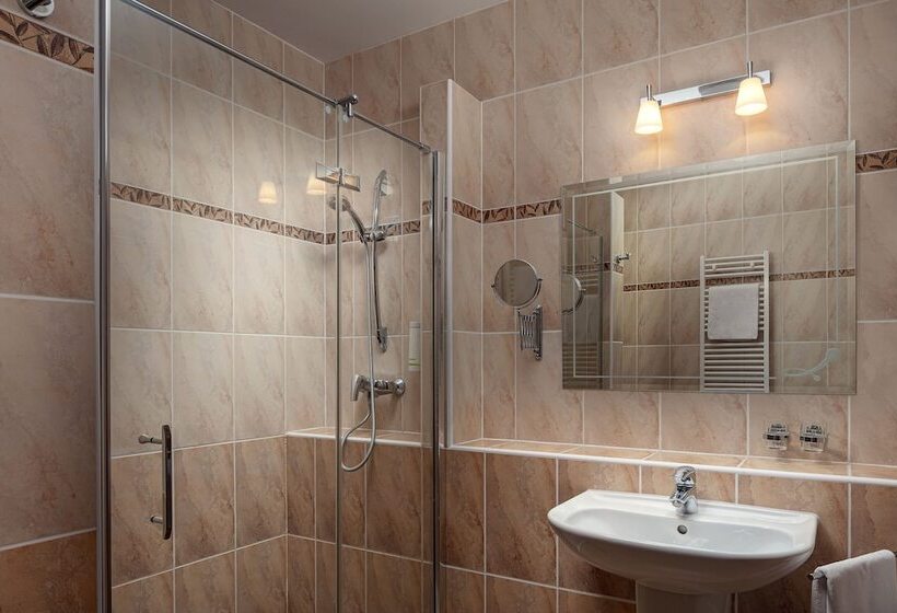 בית מלון כפרי Golf & Spa Kunětická Hora