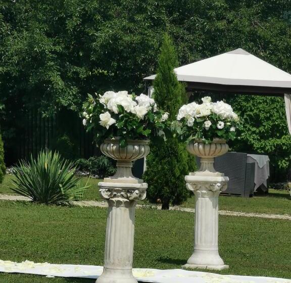 Отель Gradinile Romane