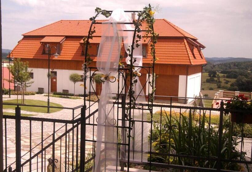 בית מלון כפרי Ový A Jezdecký Areál Dvůr Krutěnice