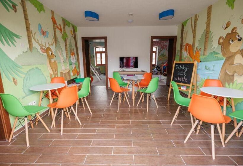 בית מלון כפרי Rezort Masarykov Dvor