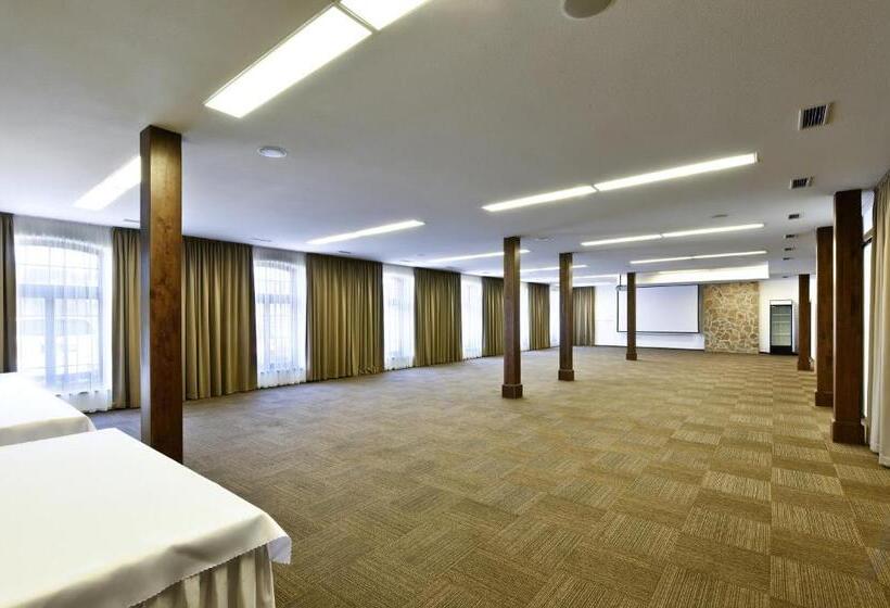 בית מלון כפרי Rezort Masarykov Dvor