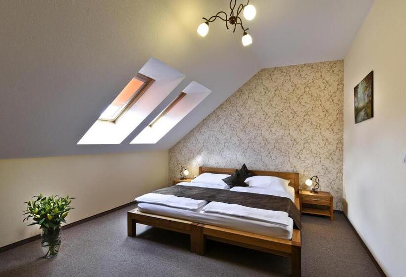 בית מלון כפרי Rezort Masarykov Dvor