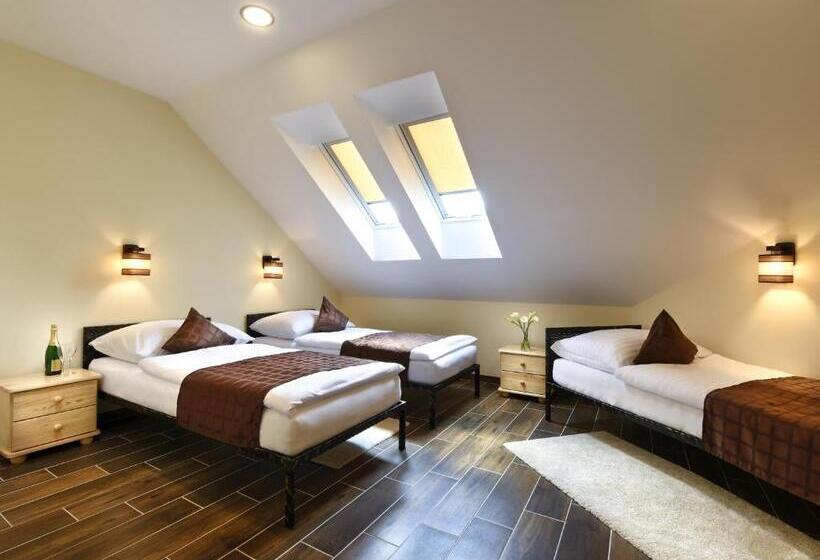 בית מלון כפרי Rezort Masarykov Dvor