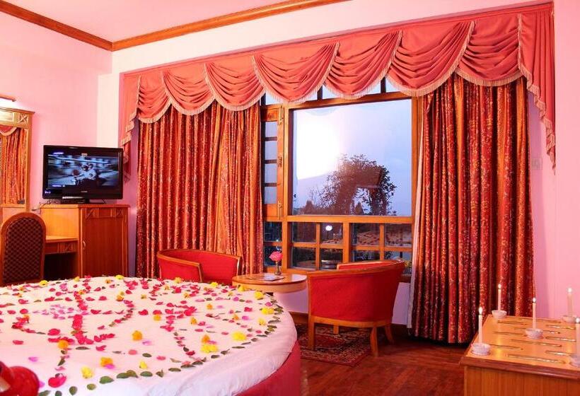 호텔 Snow King Retreat Himalayan View , Revolving Restaurant , Pinewood Cottages , Huts , Villas , Rooms