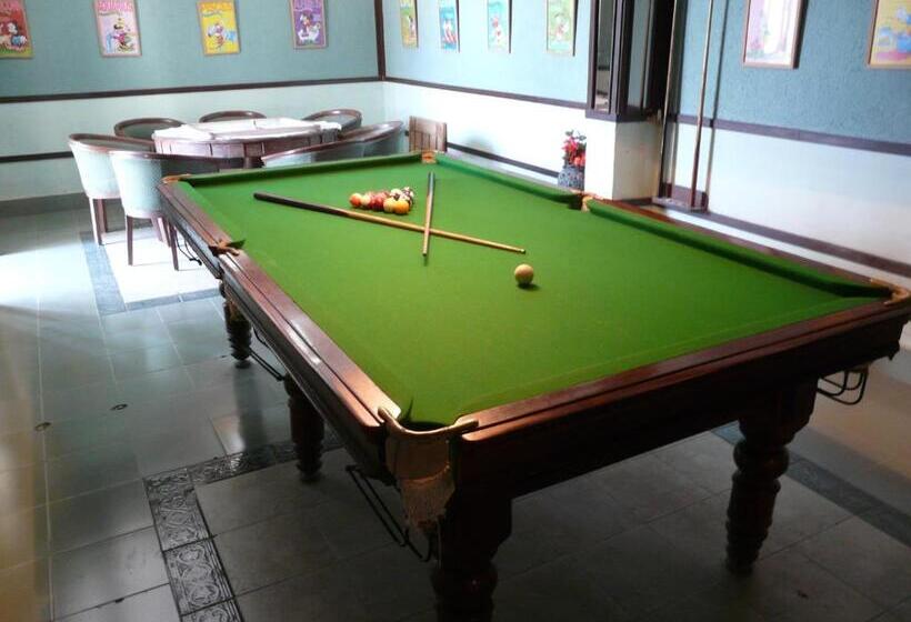 호텔 Snow King Retreat Himalayan View , Revolving Restaurant , Pinewood Cottages , Huts , Villas , Rooms