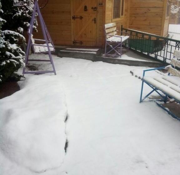 호텔 Snow King Retreat Himalayan View , Revolving Restaurant , Pinewood Cottages , Huts , Villas , Rooms