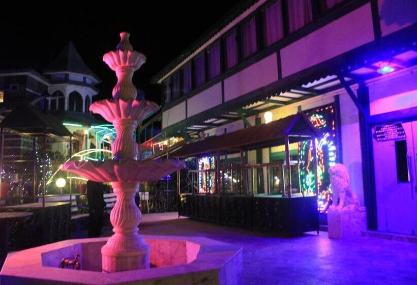 호텔 Snow King Retreat Himalayan View , Revolving Restaurant , Pinewood Cottages , Huts , Villas , Rooms