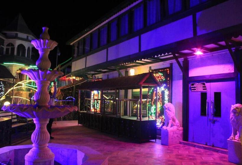 호텔 Snow King Retreat Himalayan View , Revolving Restaurant , Pinewood Cottages , Huts , Villas , Rooms