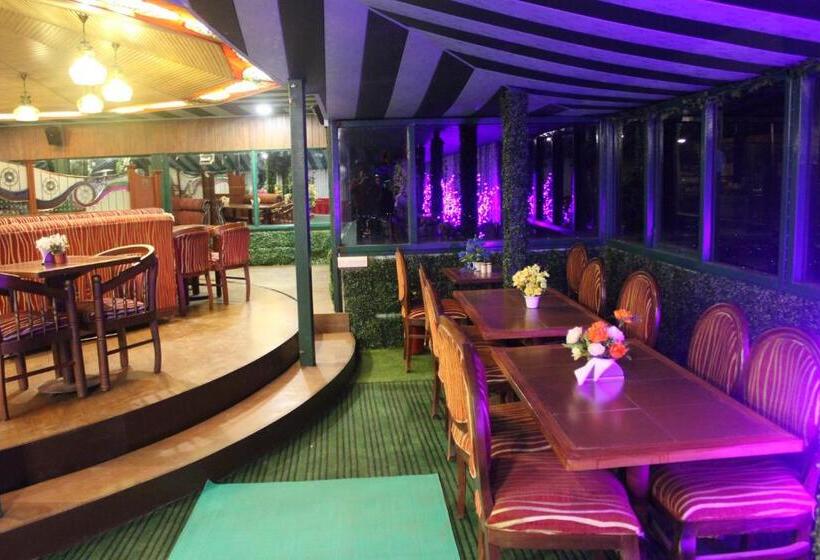 호텔 Snow King Retreat Himalayan View , Revolving Restaurant , Pinewood Cottages , Huts , Villas , Rooms