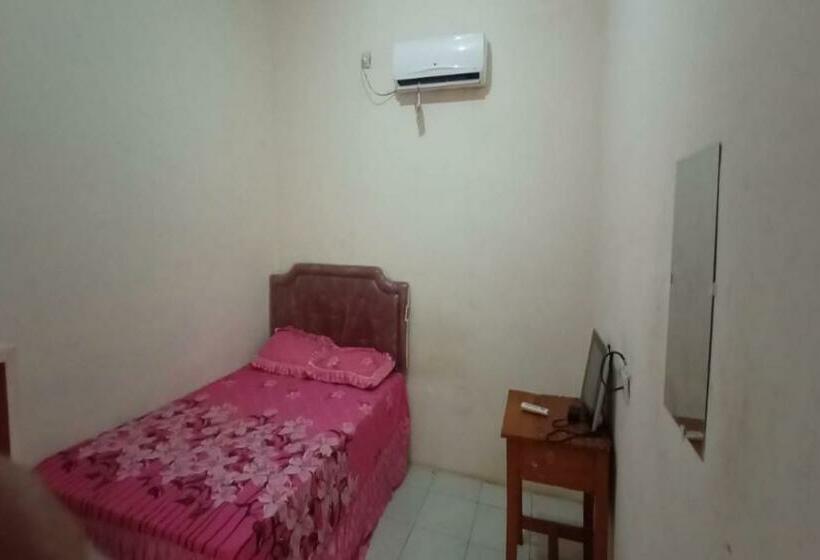 ホテル Spot On 90597 Pondok Novira