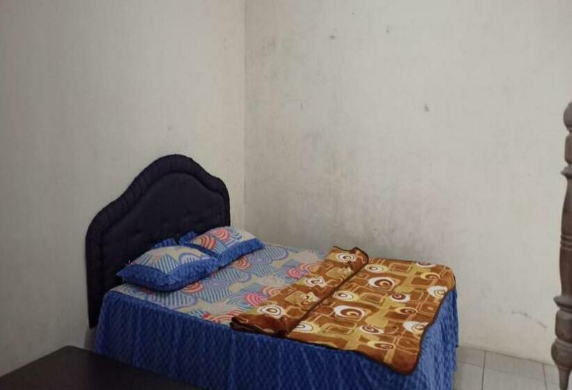 ホテル Spot On 90597 Pondok Novira