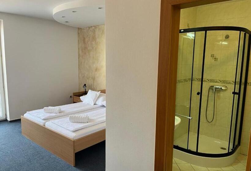 פנסיון Raketa Residence, Restaurant &