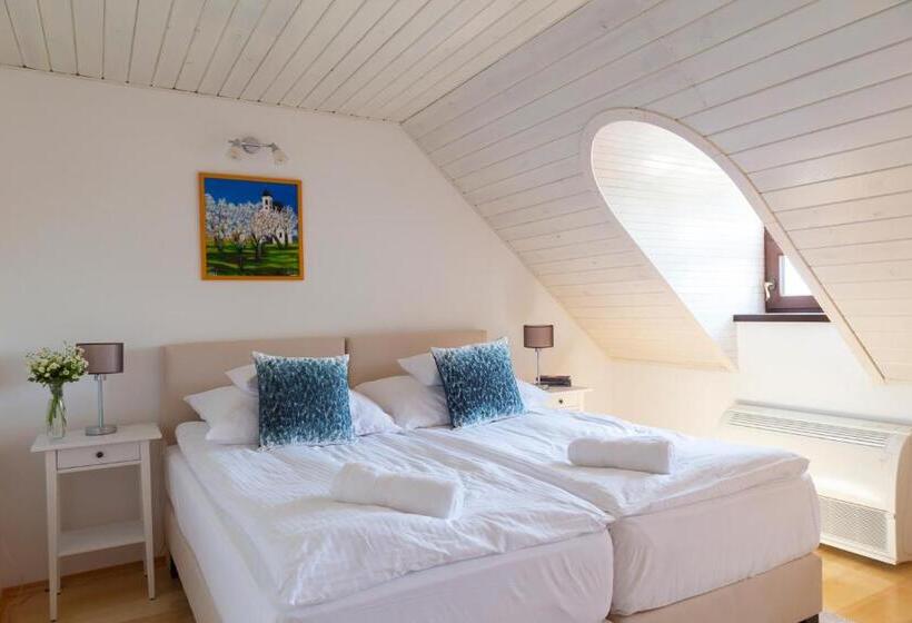 مبيت وإفطار Fiastyúk Udvarház