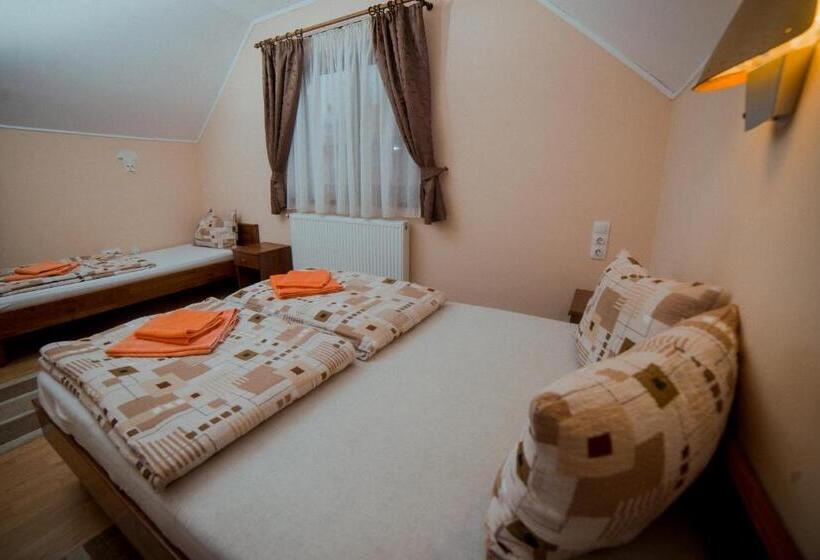 ベッドアンドブレックファースト Nagy Homoród étterem és Panzió