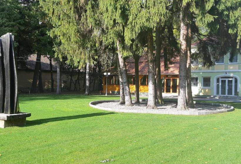 ホテル Arcus Education Center