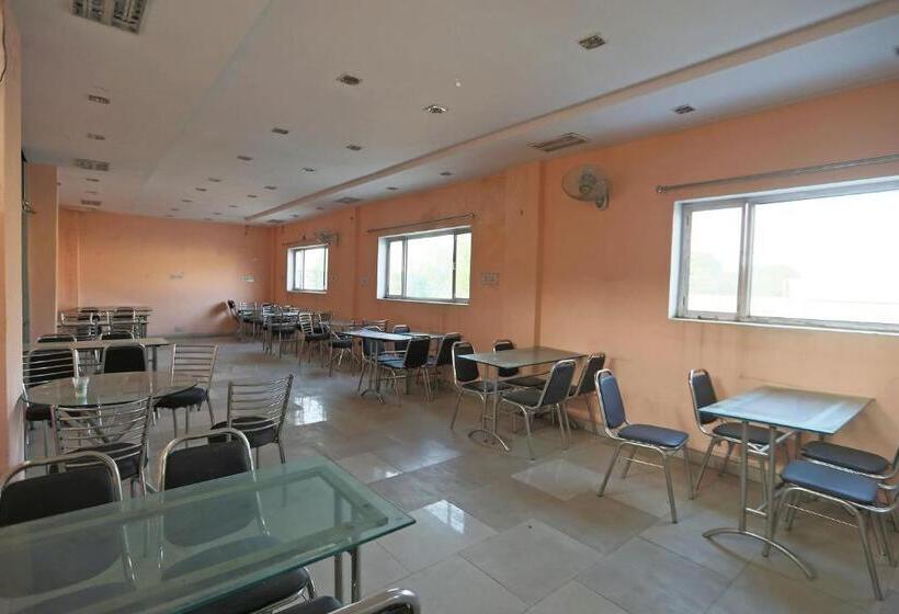 Отель Oyo 63063 Yadav  And Restaurant