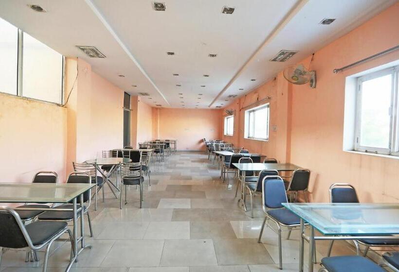 Отель Oyo 63063 Yadav  And Restaurant