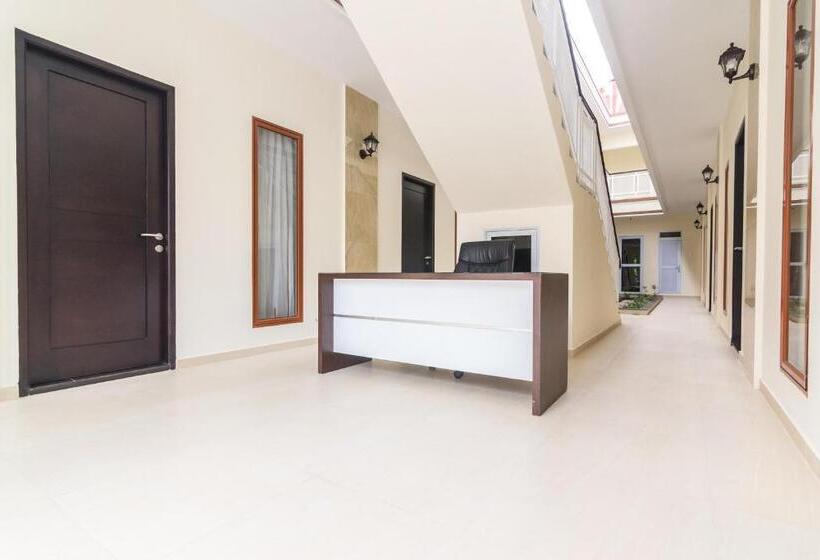 Отель Oyo Life 2735 Graha Nirwana