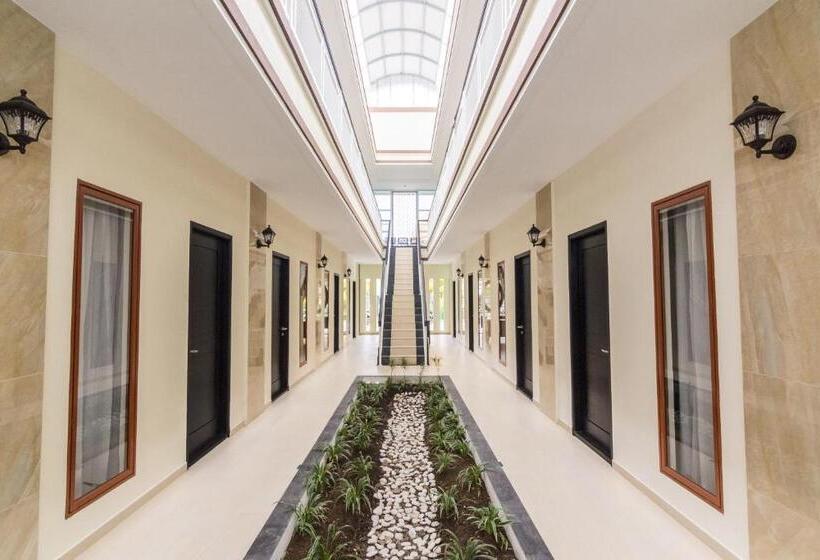 Отель Oyo Life 2735 Graha Nirwana