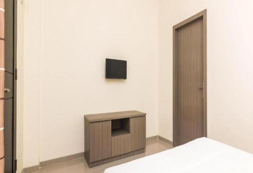 Отель Oyo Life 2735 Graha Nirwana