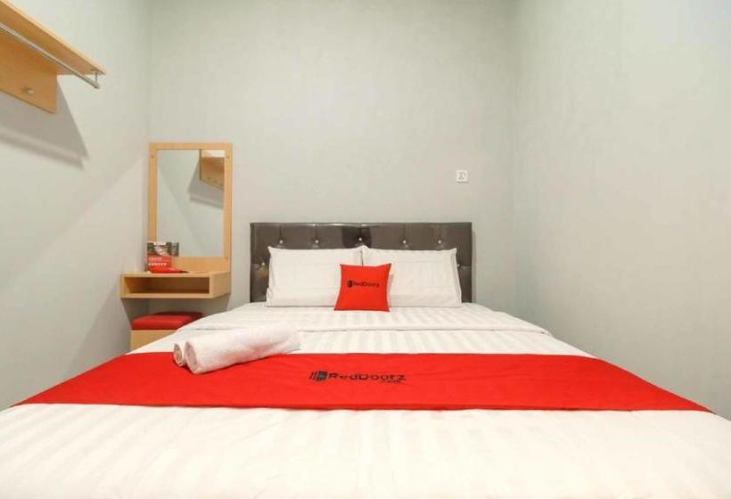 فندق Reddoorz @ Helvetia Medan 2