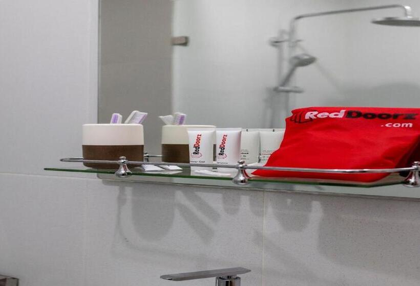 فندق Reddoorz @ Helvetia Medan 2