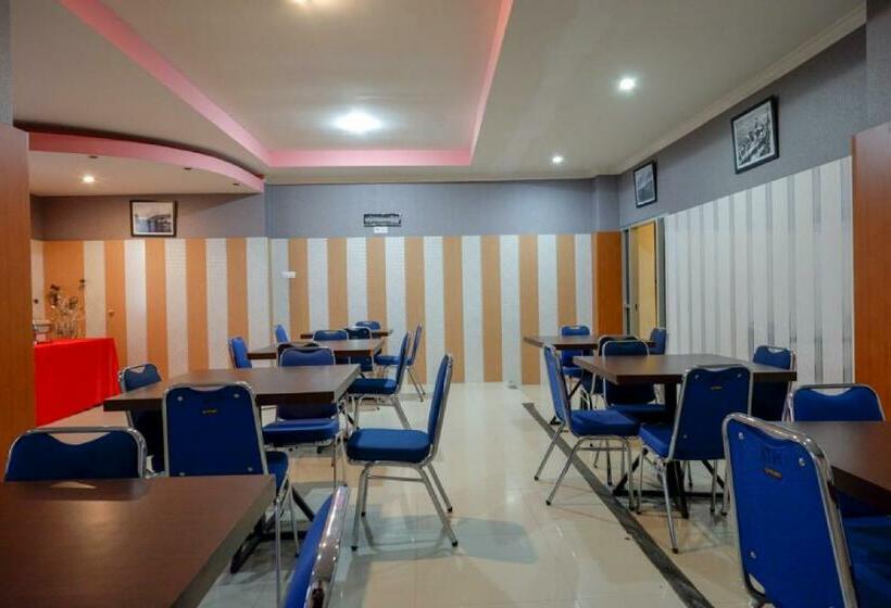 هتل Reddoorz Near Citraland Waterpark Kendari