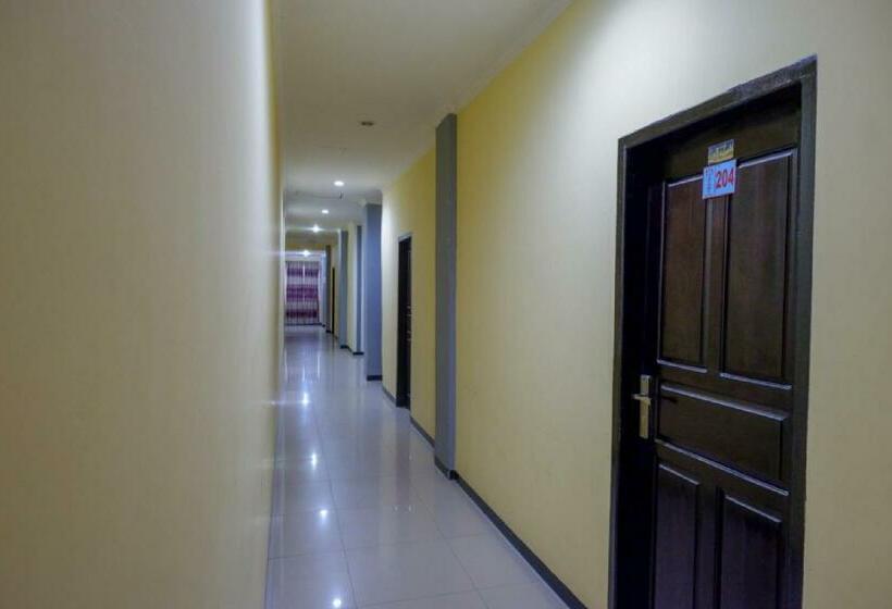 هتل Reddoorz Near Citraland Waterpark Kendari