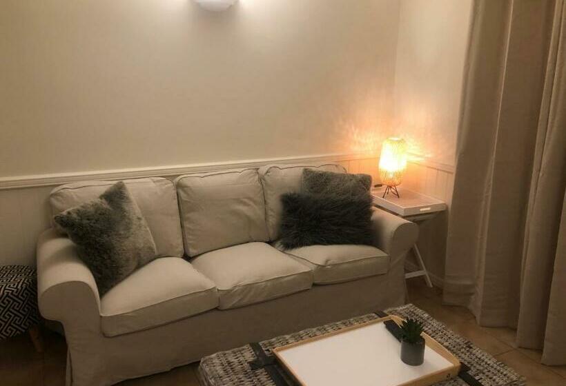 מוטל Woodford Gardens