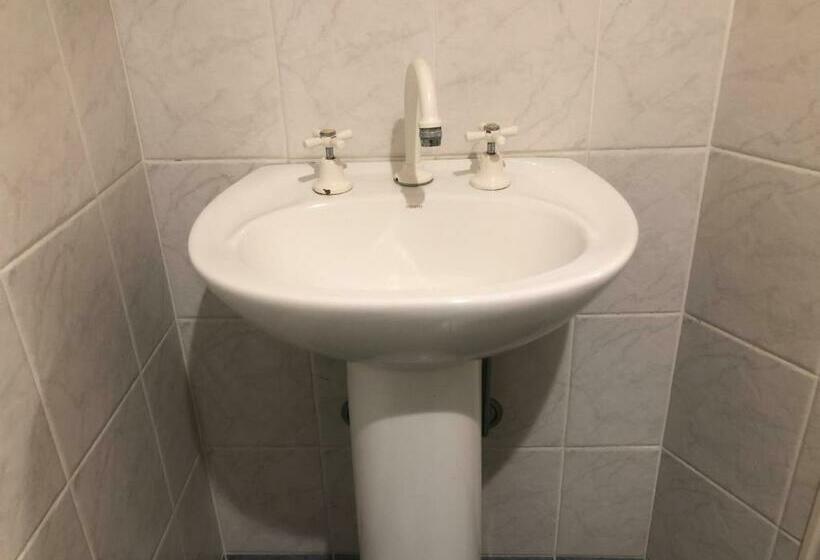 מוטל Woodford Gardens