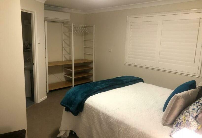 מוטל Woodford Gardens